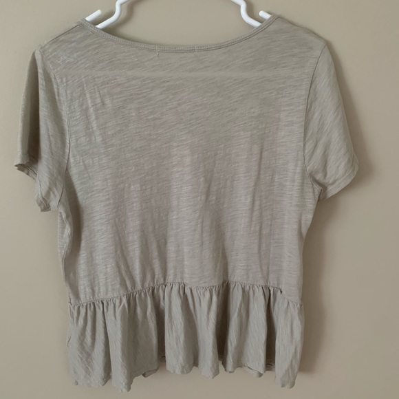 ✨3 for 15✨ Flowy peplum top - Picture 5 of 5